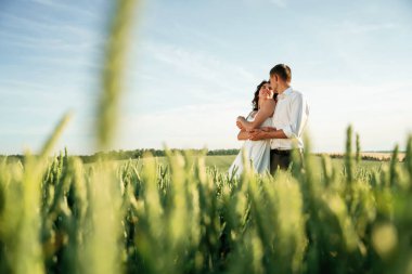 Güzel manzaraya karşı. Çiftler tarlada beraberler..
