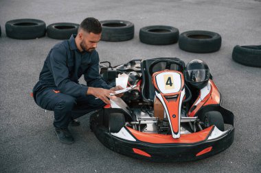 Elinde not defteriyle. Erkekler açık havada, kart yarışı gebeliği..