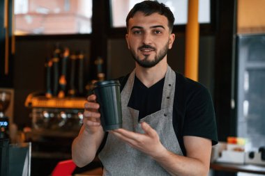 İçki kontrol altında. Adam lezzetli sokak yemekleri sunuyor..