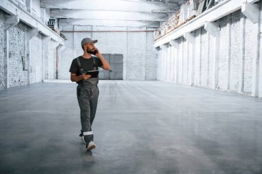 İş görüşmesi, konuşma. Erkek işçi boş depoda..