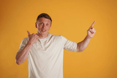 Uzayı kenarda kopyala, göster, göster. Adam stüdyoda arka plana karşı..