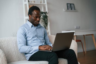 Freelancer evde dizüstü bilgisayarla çalışıyor..