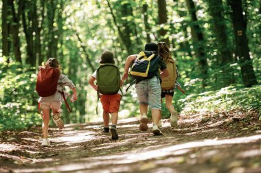 Sırt çantalı. Çocuklar yazın gündüz vakti ormanda..