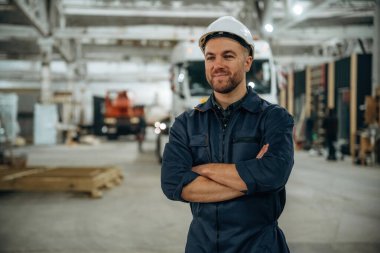 Bir kamyonun önünde duruyordum. Erkek işçi, modern depo veya imalat şirketinde çalışıyor..