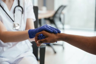 Yan görüş. İki doktor içeride el ele tutuşuyor..