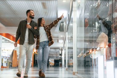 Satın alınmaya hazır. Genç çift süpermarkette beraberler..