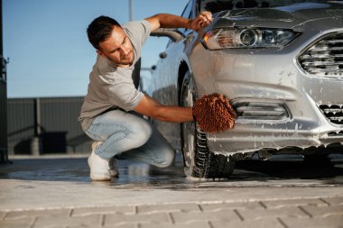 Kusursuz cilalama süreci. Adam dışarıda arabasıyla bekliyor..