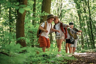 Macera zamanı. Çocuklar yazın gündüz vakti ormanda..