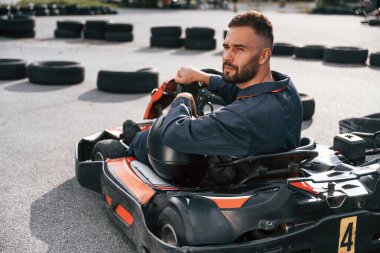 Yarışmaya hazırım, sürüyorum. Erkekler açık havada, kart yarışı gebeliği..