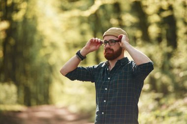 Sakallı adam gündüz vakti ormandadır..