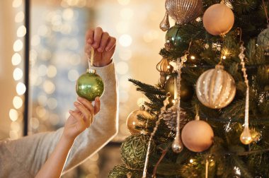 Yeni yıl dekorasyonuyla ilgileniyorum. Kadın ve erkeğin ellerine yakından bak..