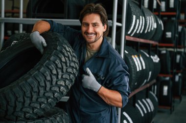 Profesyonel işçi direksiyonda. Lastik tamir servisinde adam var..