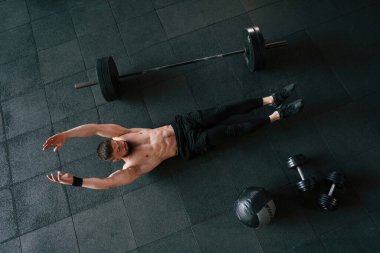 Karın kasları. Güçlü kaslı adam spor salonunda çalışıyor..