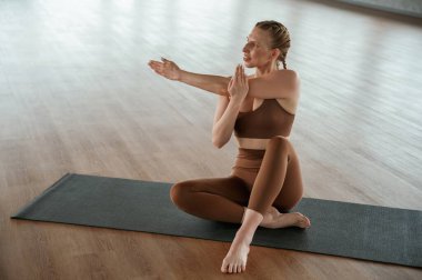 Ön manzara. Egzersizleri ısıt. Spor giyim bölümündeki kadın içeride..