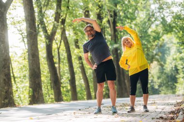 Neşeli, sabah koşusu kavramı, spor. Doğada üst düzey çiftler birlikte..