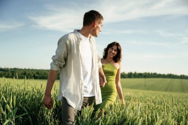 Eğleniyorum. Çiftler tarlada beraberler..