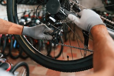 Raydan çıkarıcıyı tamir ediyorum. Bisikleti tamir eden adamın ellerine yakından bakın..