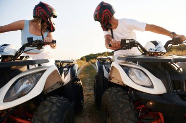 Ön manzara. Erkek ve kadın dışarıda ATV 'deler..