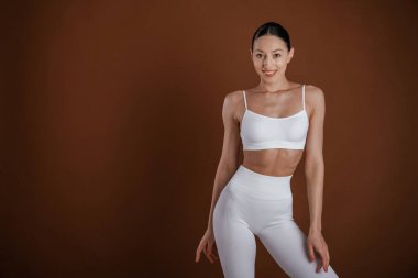 Kadın, ön manzara, gülümseme. Güzel fitness kadını stüdyoda..