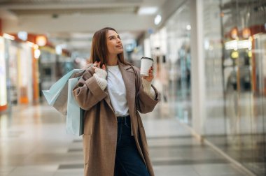 Taze içecek hazır, ayakta. Alışveriş merkezinde güzel bir kadın var, alışveriş anlayışı..