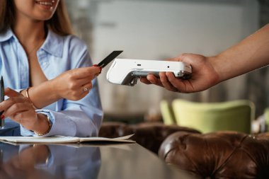 Yan görüş. Restorandaki servisin parasını kadınlar ödüyor..