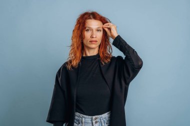 Kadın stüdyoda arka planda..