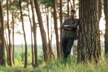 Şapkalı güzel adam gündüz vakti ormandadır..