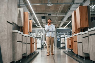 Mobilyalar ve dolaplar. Adam hırdavatçıda..