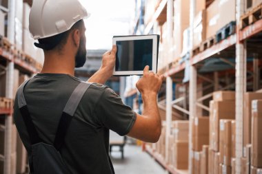 Uzayı kopyala, dijital tableti tut. Foreman depoda, kargo dağıtım işinde..