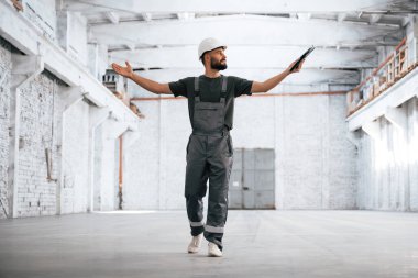 Beyaza boyanmış. Erkek işçi boş depoda..