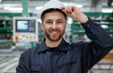 Beyaz kasketli. Fabrika işçisi içeride..