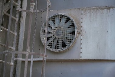 Büyük metal havalandırma sisteminde endüstriyel fan..