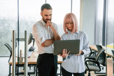 Kadın ve erkek ofiste birlikte çalışıyorlar..