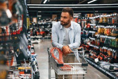 Güzel bir teçhizat arıyoruz. Adam hırdavatçıda..