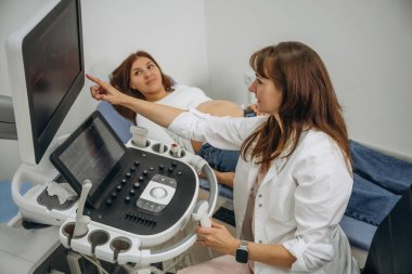 Tarama devam ediyor. Ultrason testine giren hamile bir kadın..