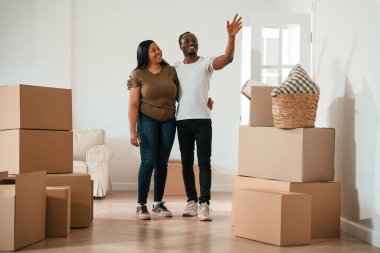 İçeriye bakıyorum. Afrikalı Amerikalı çift yeni eve taşınıyor..