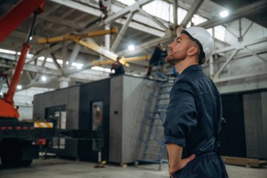 Erkek işçi, modern depo veya imalat şirketinde çalışıyor..