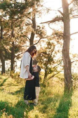 Ormanda. Anne ve oğul birlikteler..