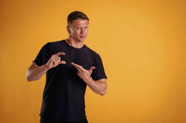 Pankart ellerinde, kopyalama alanı. Adam stüdyoda arka plana karşı..