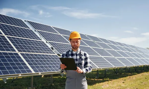 Gündüz vakti fotovoltaik güneş panelleri olan bir mühendis..