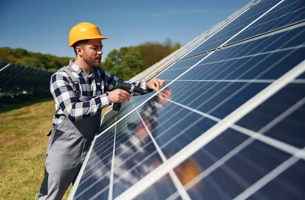 Yüzeyi kontrol ediyorum. Gündüz vakti fotovoltaik güneş panelleri olan bir mühendis..