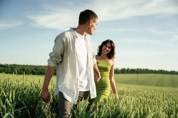 Eğleniyorum. Çiftler tarlada beraberler..