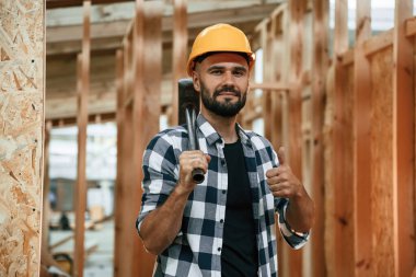 Elde çekiç. Ahşap depoda sanayi işçisi..