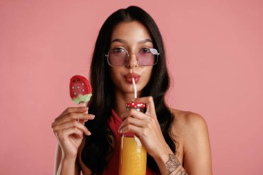 Yaz taze dondurma ve portakal suyu. Güzel genç bayan arka plana karşı..