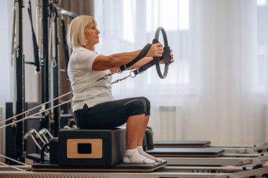 Son sınıf öğrencisi kadın spor salonunda, eğitim ekipmanlarıyla..