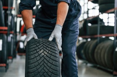 Lastiği değiştirmeye hazırım. Lastik tamir servisinde adam var..