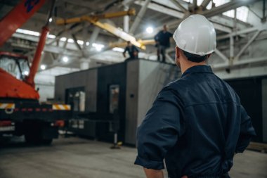 Erkek işçi, modern depo veya imalat şirketinde çalışıyor..