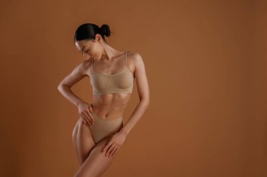 Profesyonel fotoşop. İnce vücutlu kadın arka planda poz veriyor..