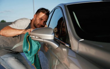 Yan aynaya bakıyorum, temizim. Adam dışarıda arabasıyla bekliyor..