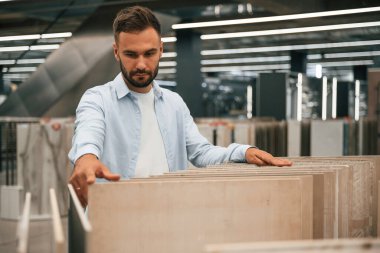 Banyo fayansları. Adam hırdavatçıda..